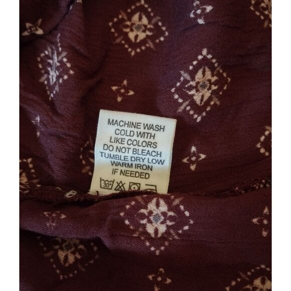 Live 4 Truth Blouse Sleeveless Maroon with Geometric Pattern Crochet Details - Picture 8 of 10